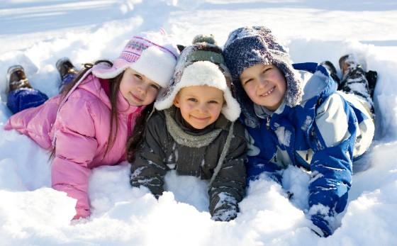 Дети играют на снегу
