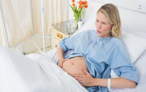 При гипертонусе матки во время беременности врачи могут настоять на госпитализации.