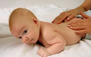 Массаж - обязательная часть лечения при кривошее у новорожденного