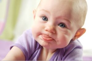 Грудничок высовывает язык — почему и что делать? Многих родителей беспокоит то, что грудничок высовывает язык