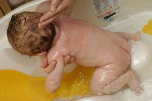 При купании новорожденного следует соблюдать несколько правил