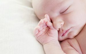 Причин того, что новорожденный плохо спит, может быть очень много