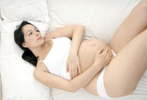 Боли в животе в третьем триместре могут говорить и начале родов