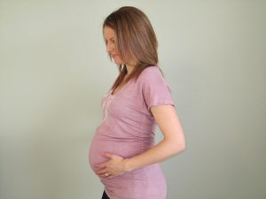 Если выделения появились на позднем сроке беременности, это может быть связано с началом родов
