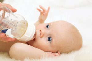 Причиной икоты у новорожденного может быть переедание