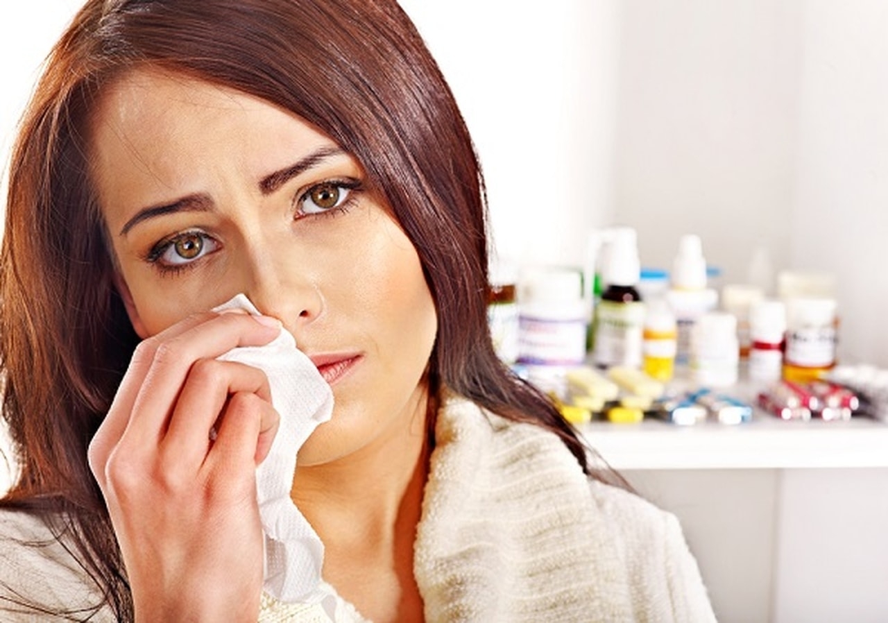 Чем лечить насморк при грудном вскармливании: капли в нос при лактации маме