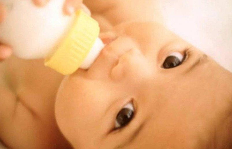 Новорожденному рекомендуют давать бифидумбактерин в виде ампул или сухого порошка.
