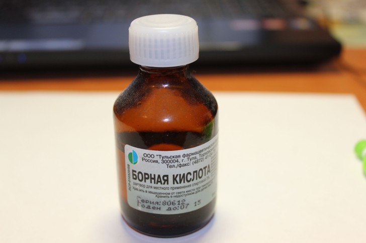 Борная кислота в ухо: применение для детей при отите и других заболеваниях