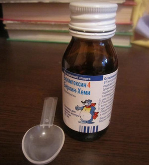 Пузырек сиропа Бромгексин и мерная ложечка