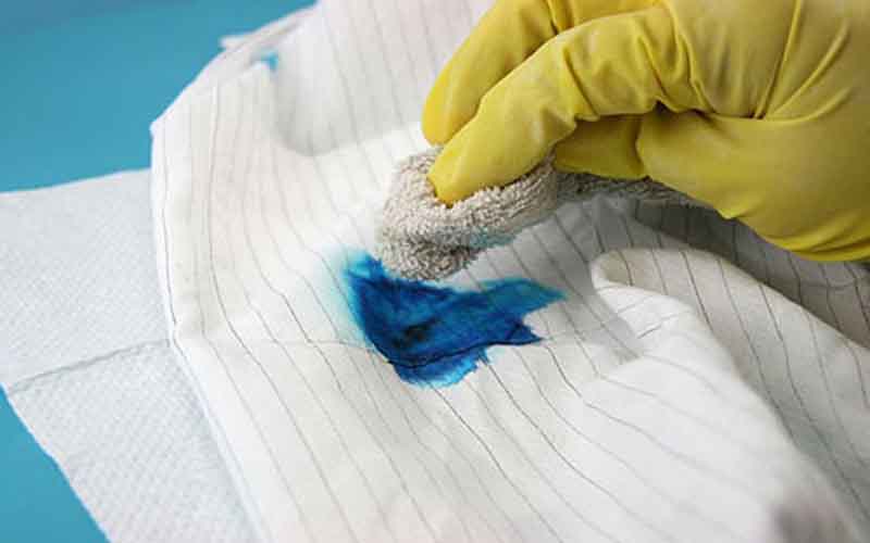 Фото: Перекись водорода позволяет удалить следы с ткани
