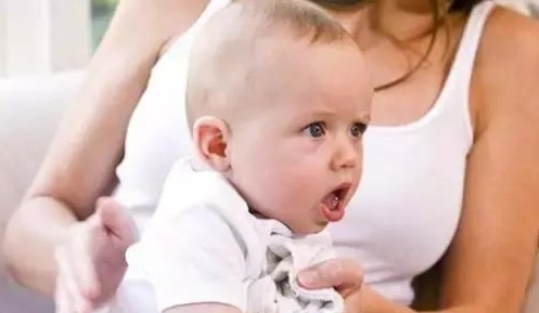 Что делать, если ребенок подавился и задыхается: первая помощь