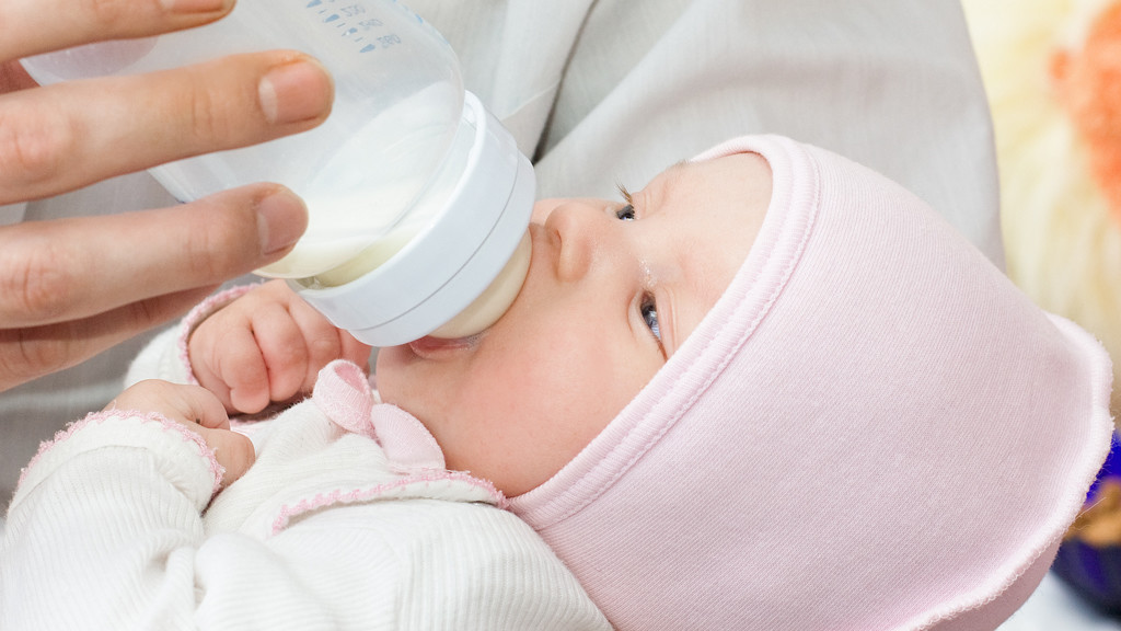 Кормление новорожденного молочной смесью