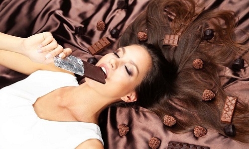 При дискинезии кишечника с запорами необходимо избегать употребления шоколада