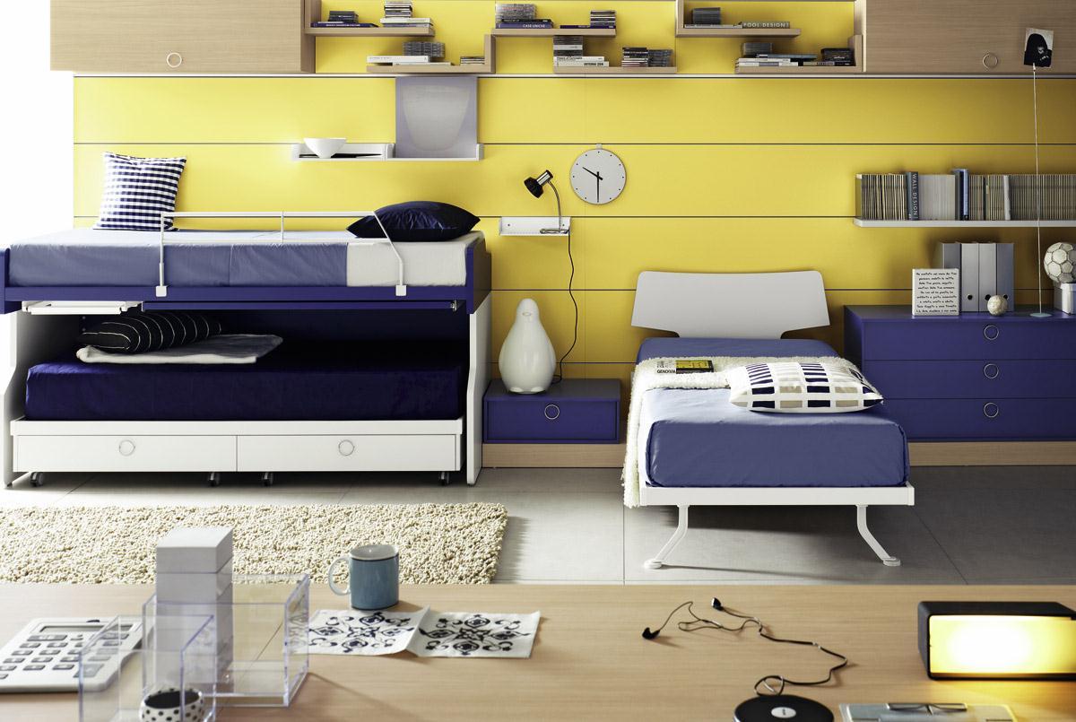  Для детей одинакового возраста подойдет двухэтажная кровать, а старший ребенок может спать отдельно