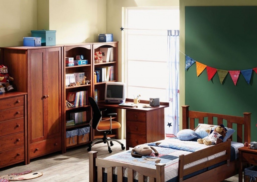 В комнате для мальчика-школьника обязательно должно быть место для учебы и чтения