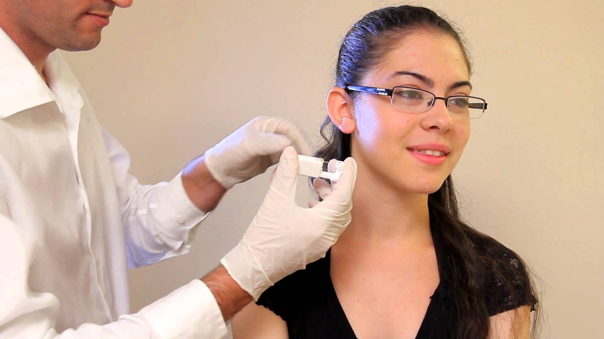 Прокалывание ушей детям пистолетом: когда лучше делать процедуру девочке?