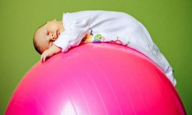 Упражнения на мяче для новорожденных