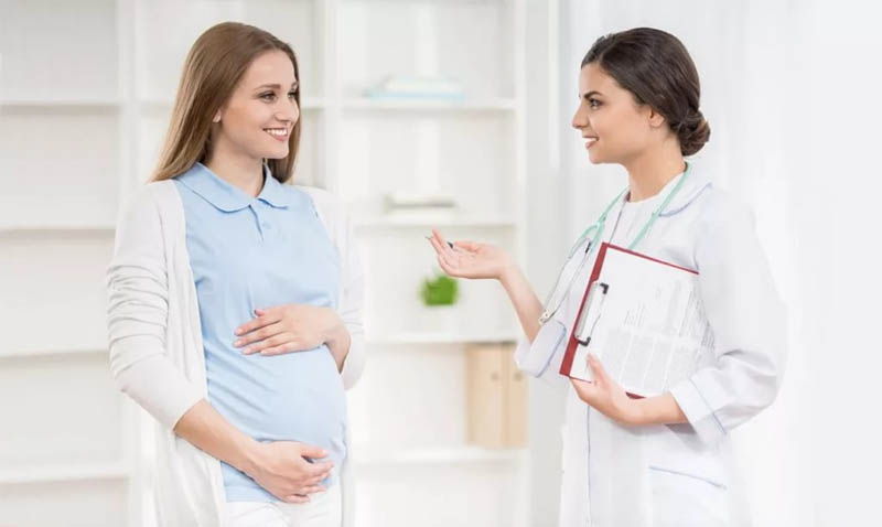 доктор дает советы беременной