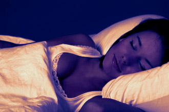 Женщина спит после использования гепариновых свечей