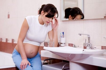 Беременная женщина сидит в ванной