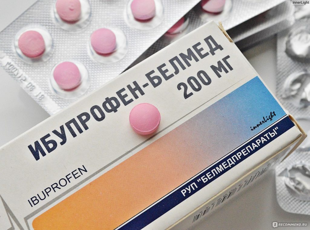 Ибупрофен в упаковке и таблетка