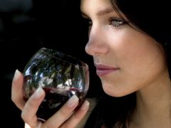 Как влияет на здоровье женщины алкоголь при месячных?