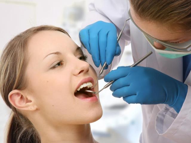 Можно ли лечить зубы во время месячных