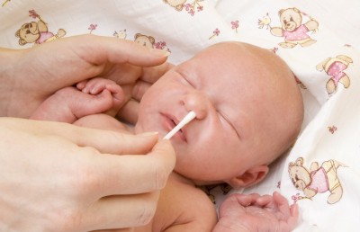 Ватной палочкой не рекомендуется чистить нос новорожденному ребенку