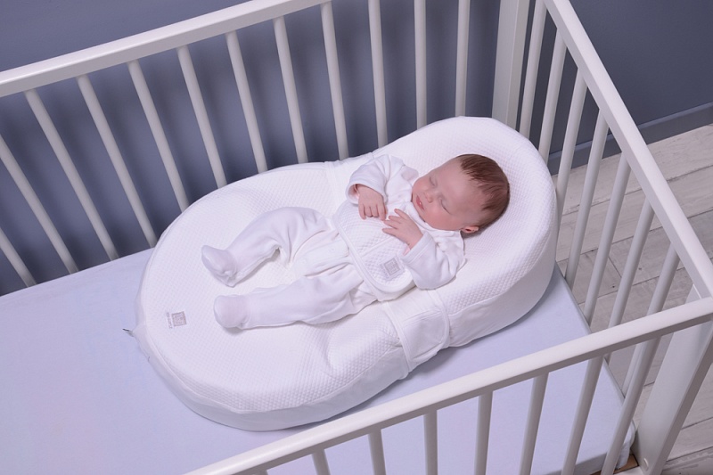 Для более комфортного положения позы для сна новорожденного стоит выбирать внимательно, лучше использовать подушку-позиционер