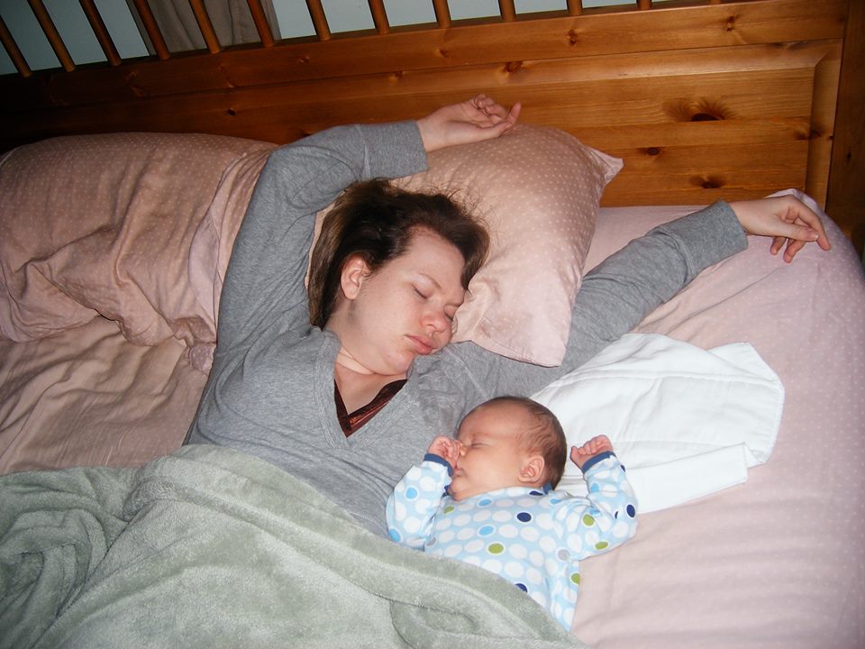 Позы для сна новорожденного на спинке будут безопасными, если мама будет лежать не рядом