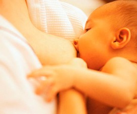 ребенок у груди матери