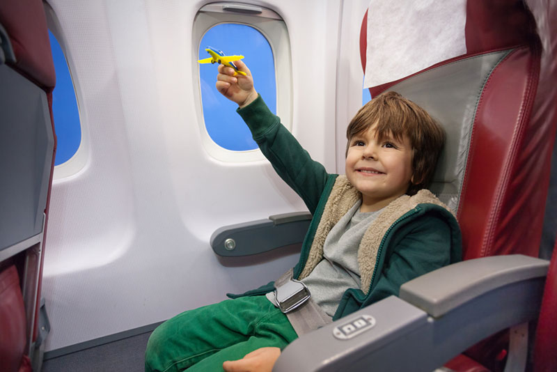 Со скольки лет можно летать на самолете без родителей
