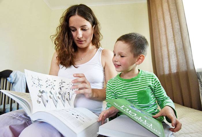 Мама с ребенком занимаются по книгам
