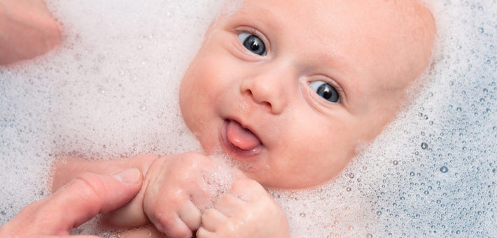 Как первый раз купать новорожденного ребенка дома: видео «первое купание»