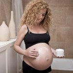 Растяжки при беременности: как избежать?