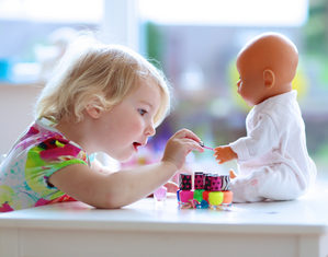 девочка играет с куклой
