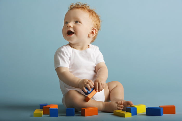 Ребенок играет с кубиками