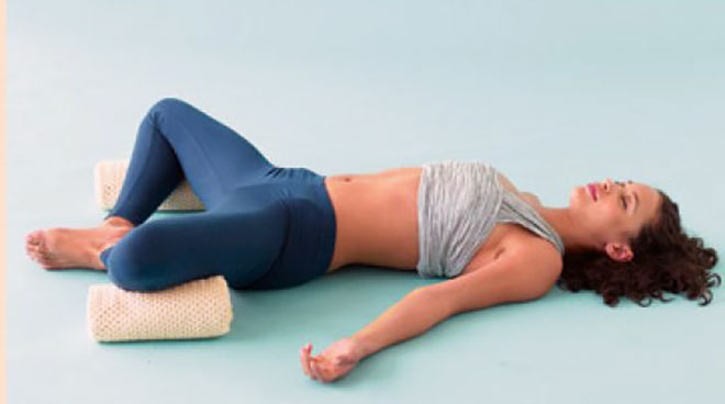 женщина лежит на спине с раздвинутыми ногами