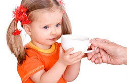девочка пьет чай от мокроты