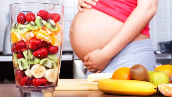 Беременный живот и фрукты