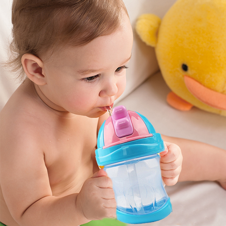 малыш пьет воду из бутылки