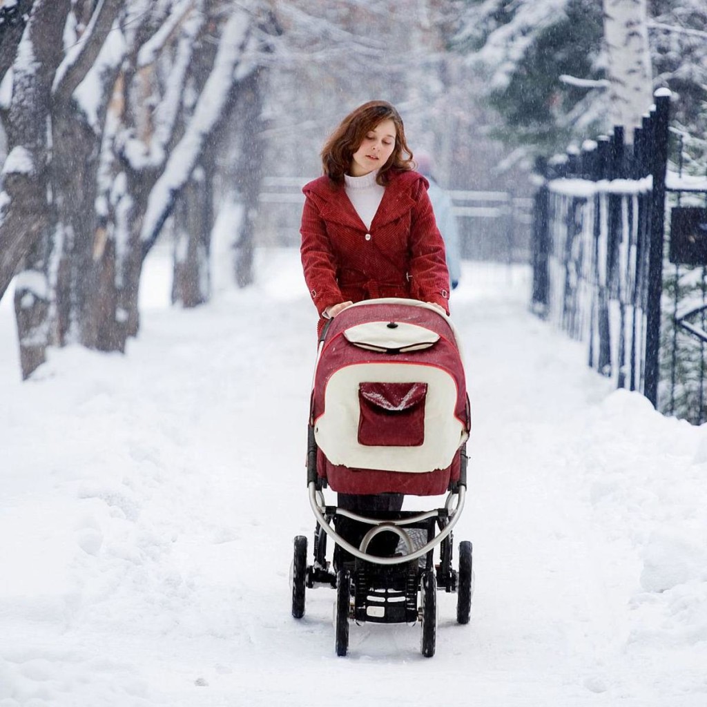 Прогулка с новорожденным зимой