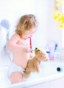 как научить ребенка чистить зубы в 2 года