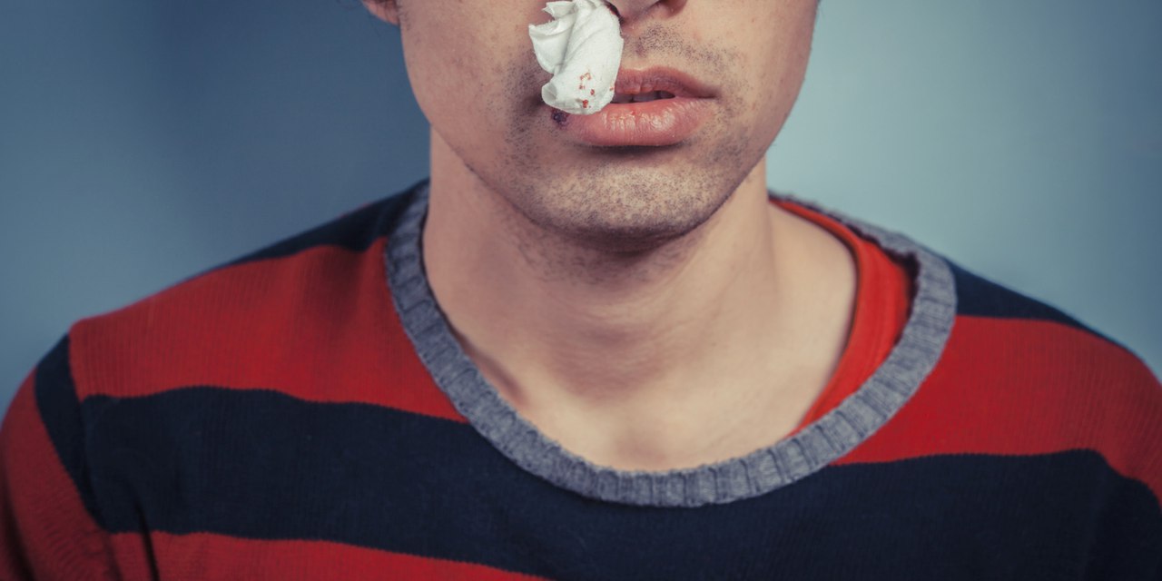 Как оказать помощь при кровотечении из носа