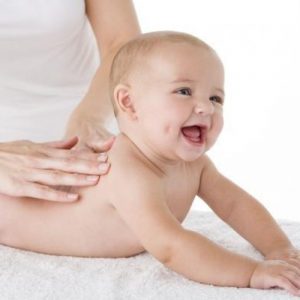 Втирание мази в грудь ребенку