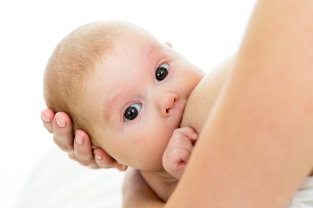 Младенец во время грудного вскармливания