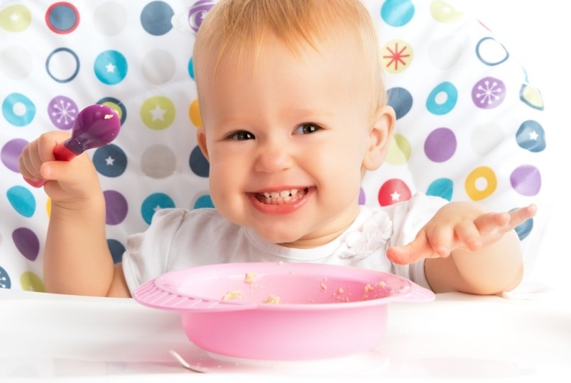 Каждый месяц с момента введения прикорма режим питания изменяется, меню ребенка пополняется новыми продуктами.