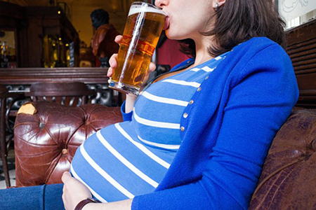 беременная женщина пьет пиво