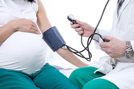 беременной женщине измеряют давление