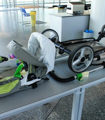 Как перевозить детскую коляску в самолете, в каких случаях её можно взять в салон